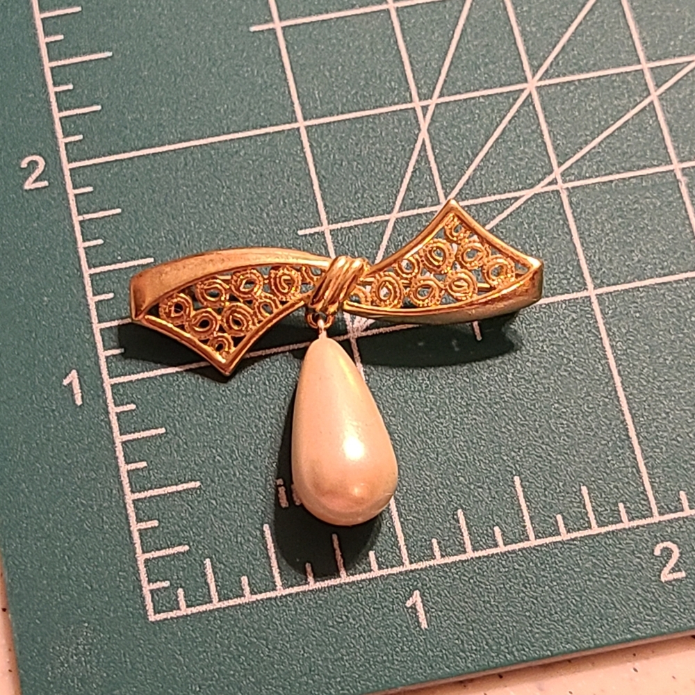 Elegant Gold and Pearl Brooch - Picture 5 of 6